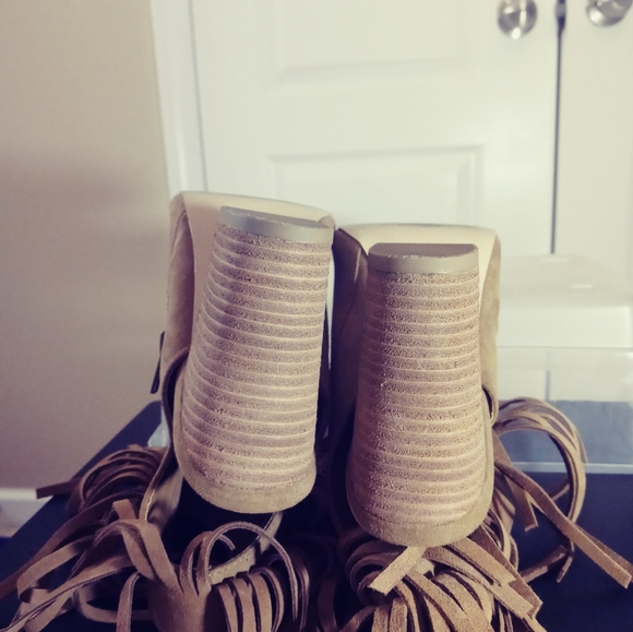 Carlos Santa Women's Tan / Cream Ankle Booties - Picture 7 of 11